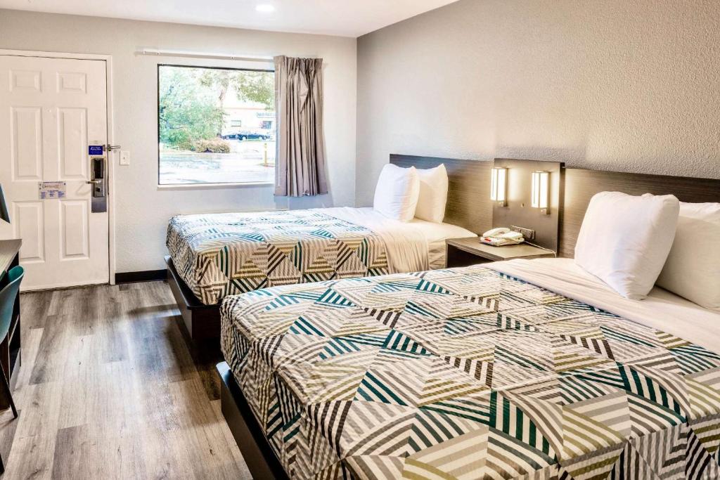 Motel 6 Carlsbad, CA - Near Legoland Room Type - 2 Full Beds - Smoking with Microwave/Fridge and Flat screen TV