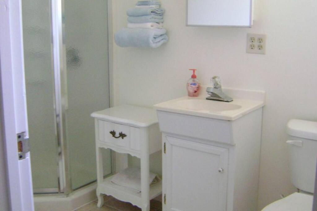 Suite Breeze Beach Vacation Rental - one bedroom apartment. photo 1