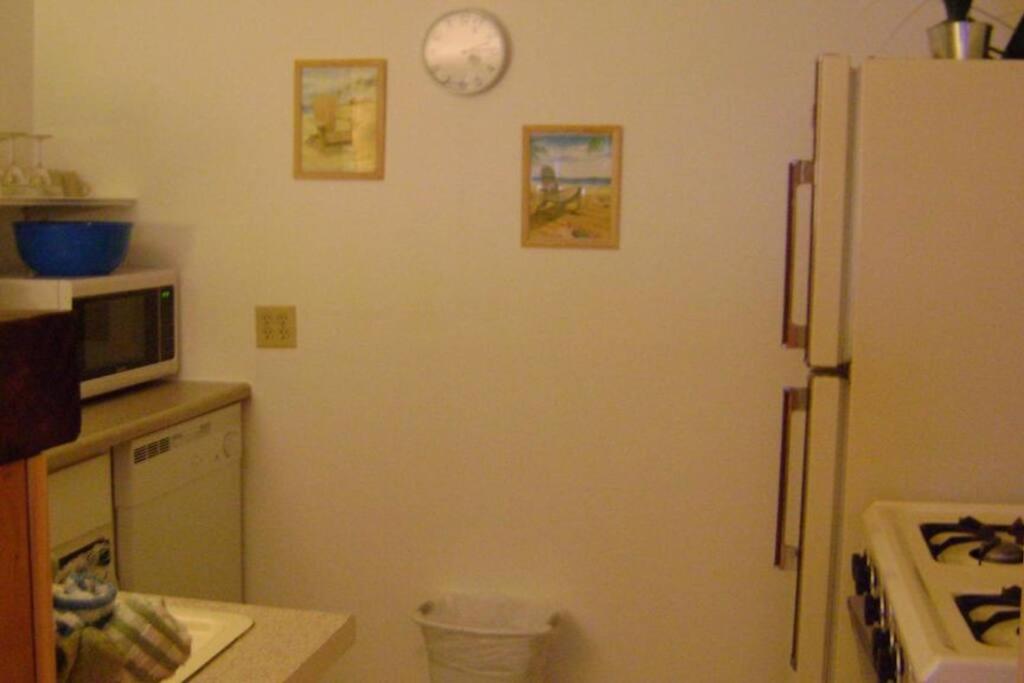 Suite Breeze Beach Vacation Rental - one bedroom apartment. photo 2