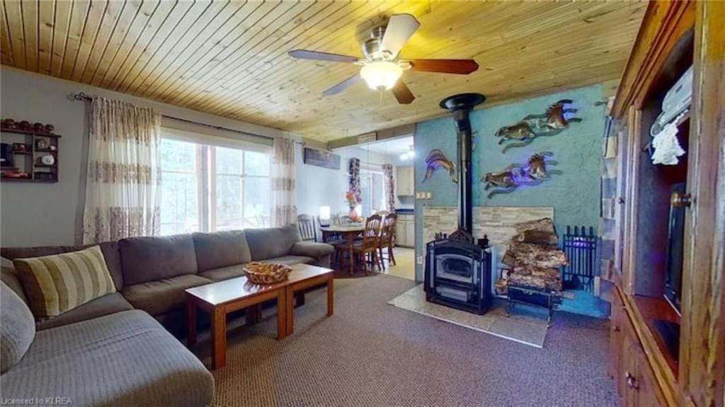Kawartha Cottage on The Lake - With HotTub photo 2