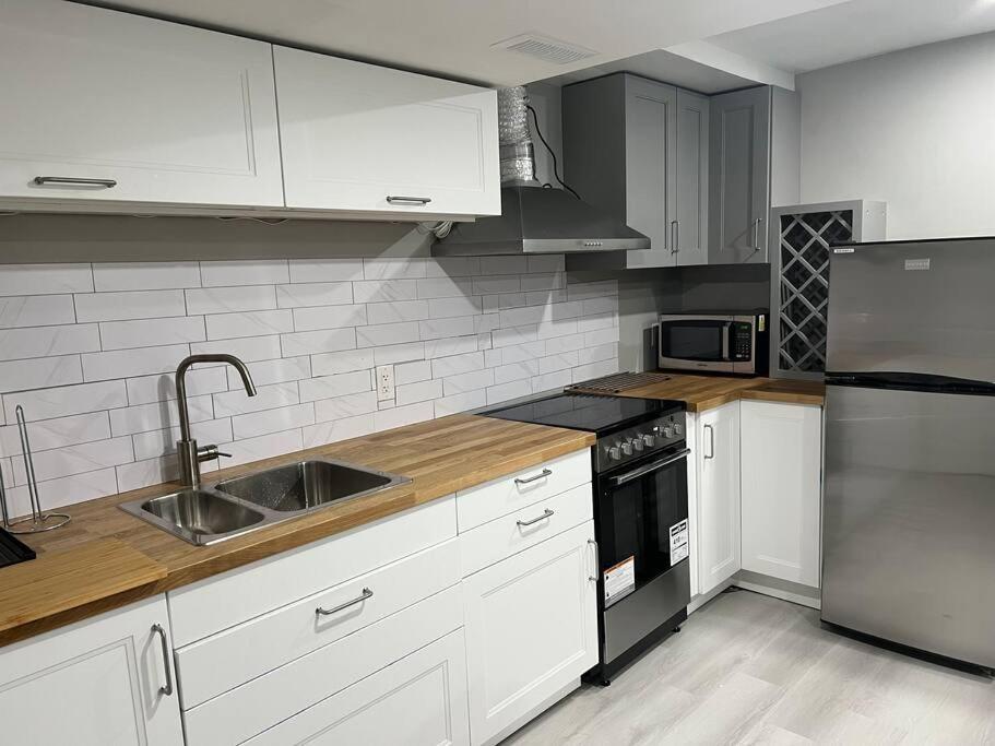 Cozy 1 BR basement apartment with Free Street Parking & Separate Entrance photo 2