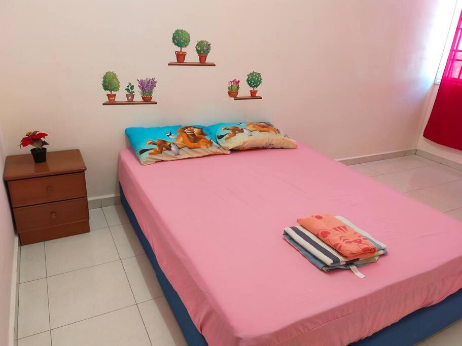 Cheerful 3-Bedroom Residential Home with Free WIFI photo 4