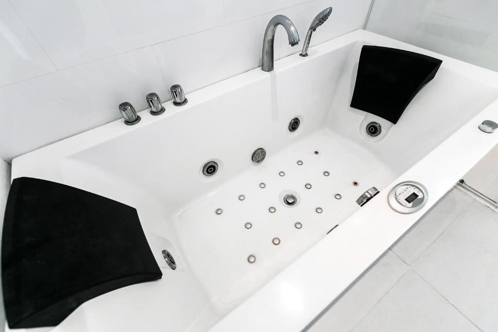 Large Penthouse 3BR with jacuzzi, Best for Kids photo 4