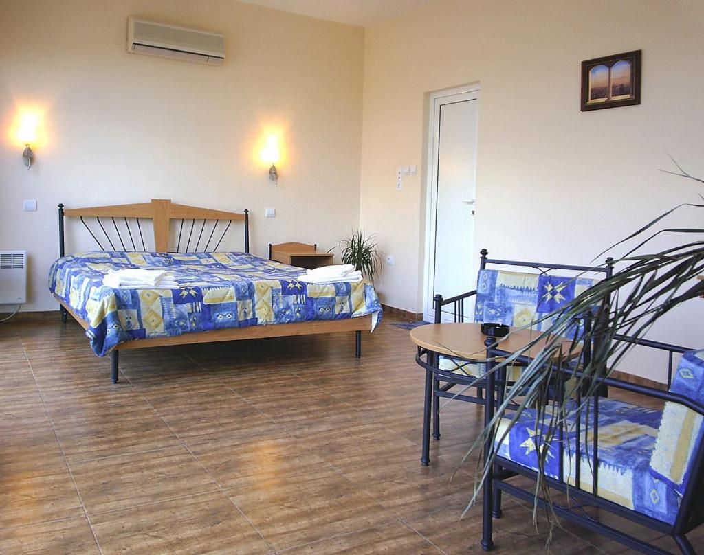 Central Family Hotel photo 1