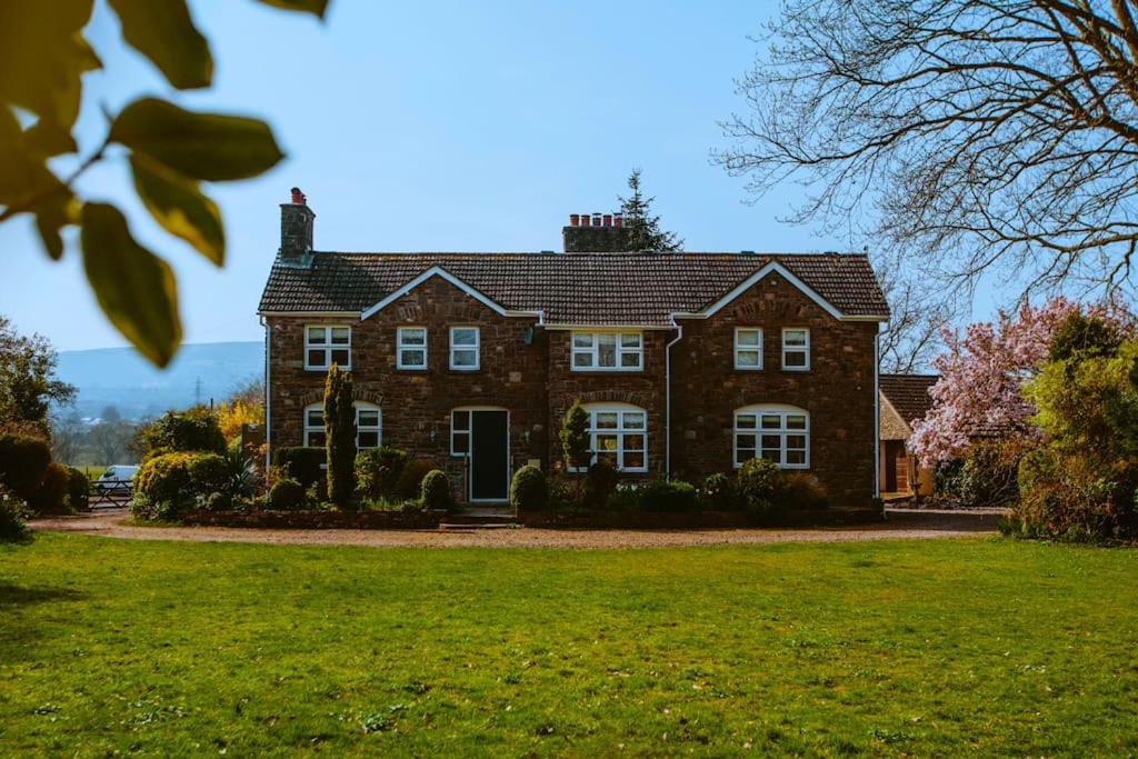 Beautiful 5 bedroom house with hot tub & fire pit