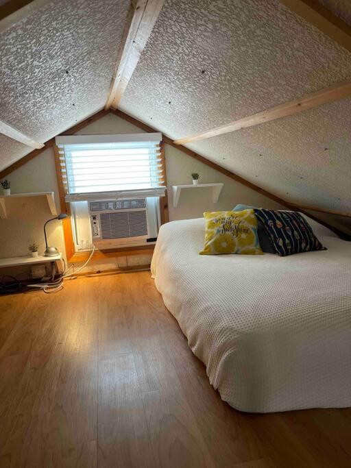 Cozy Grand Bend Cottage with Bunkie photo 4