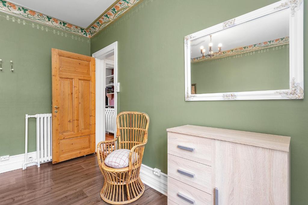 Charming Apartment - Amazing Downtown Location - Tap to explore photos
