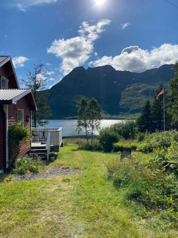 Unique and charming house at the foot of Lofoten's highest mountain photo 1
