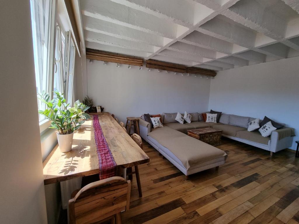 City centre 'Farmhouse in the Sky' designer apt. photo 3