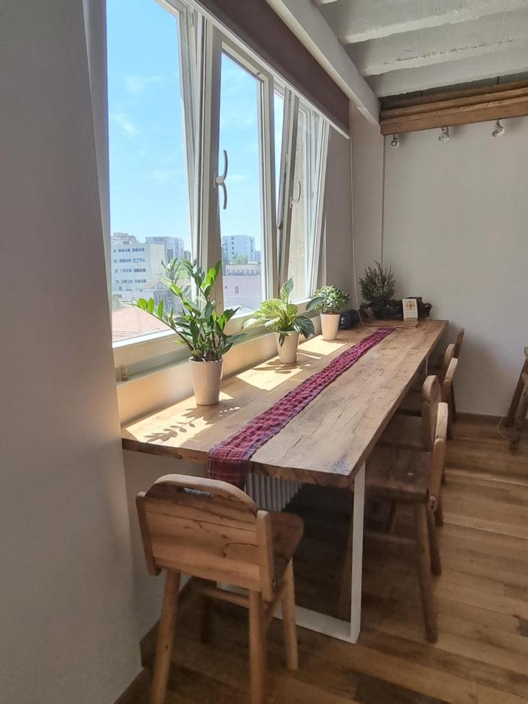City centre 'Farmhouse in the Sky' designer apt. photo 4
