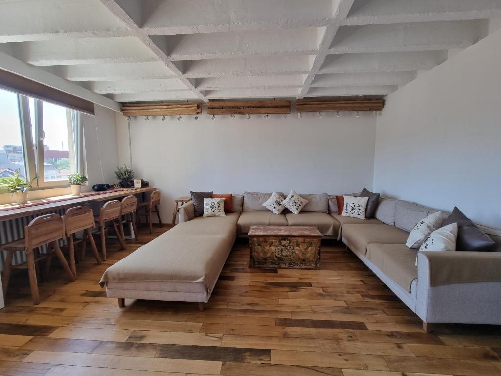 City centre 'Farmhouse in the Sky' designer apt. photo 2