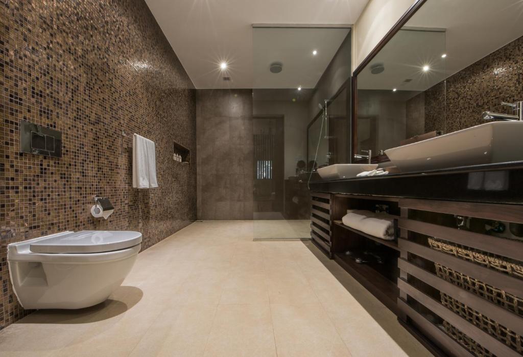 Сьюит (Staycation Offer - Luxury Suite with Free Breakfast, US$ 50 F&B Credit Per Stay, Early Check-in at 11 am, Late Check-out 6 pm), Residence by Uga Escapes