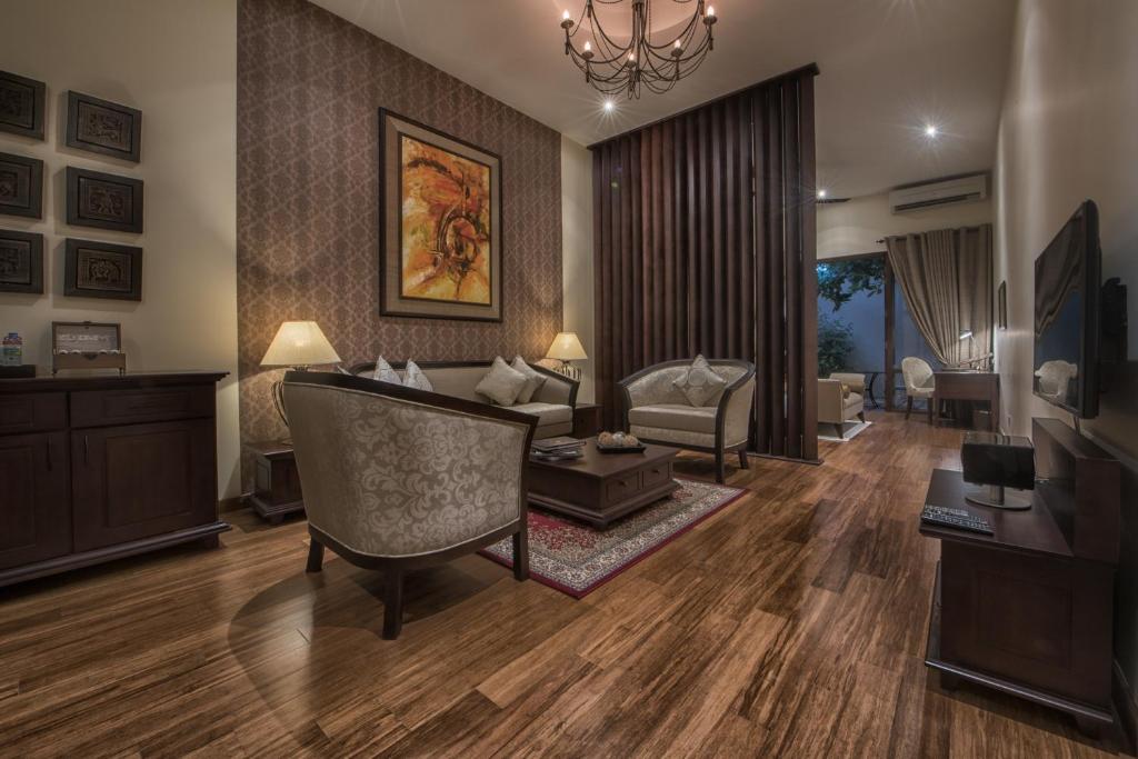 Сьюит (Staycation Offer - Luxury Suite with Free Breakfast, US$ 50 F&B Credit Per Stay, Early Check-in at 11 am, Late Check-out 6 pm), Residence by Uga Escapes