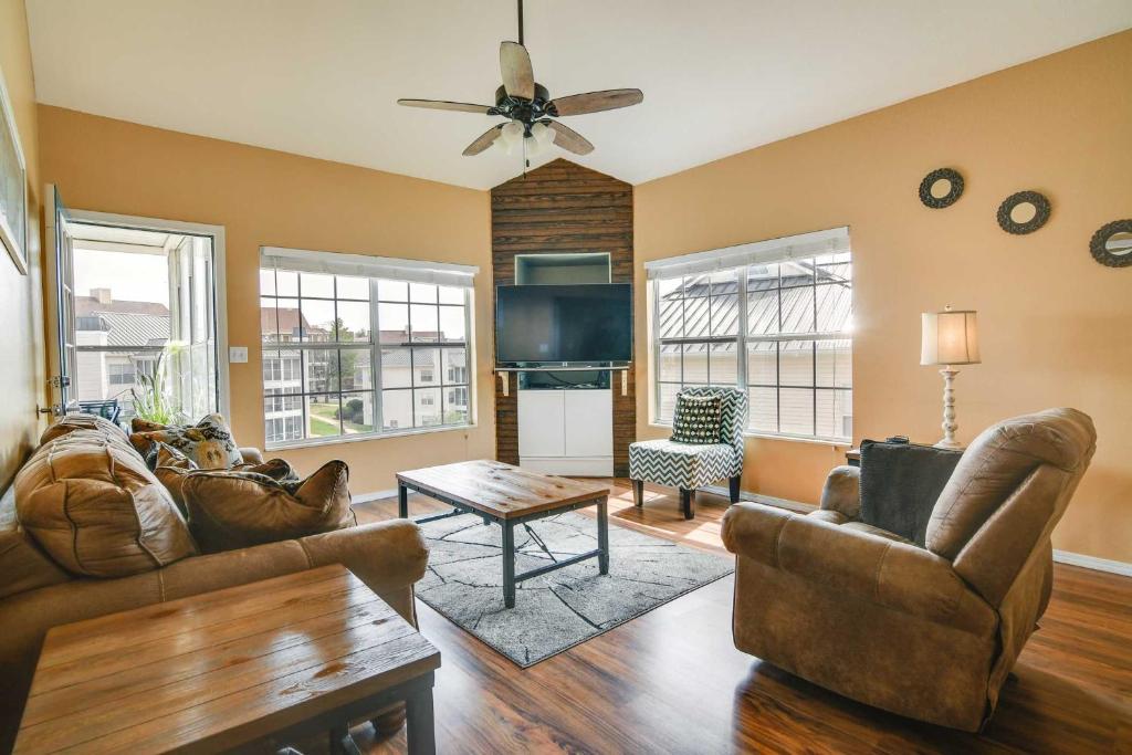 Branson Condo with Pool 2 Mi to Lake, 6 Mi to Strip
