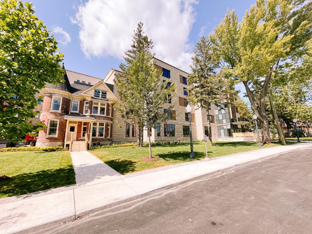 Queen's University Residence photo 1