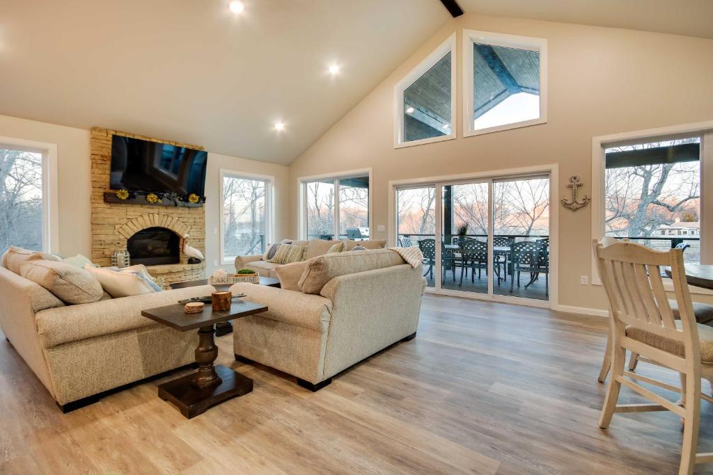 Lakefront Grand Lake Family House with Game Room! photo 2