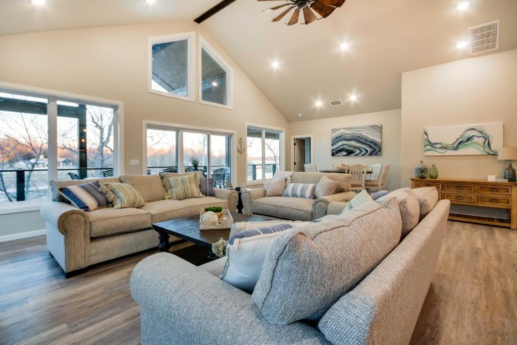 Lakefront Grand Lake Family House with Game Room! photo 3