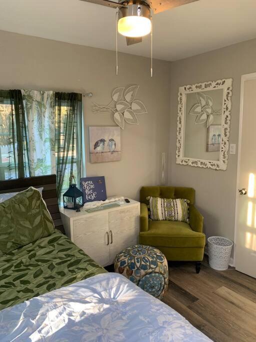 Spacious Parking Cozy 2 Bedroom Cottage House with plenty parking photo 1
