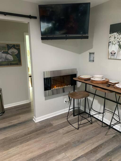 Spacious Parking Cozy 2 Bedroom Cottage House with plenty parking photo 3