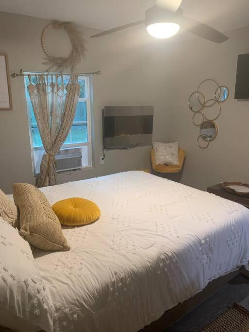 Spacious Parking Cozy 2 Bedroom Cottage House with plenty parking photo 4