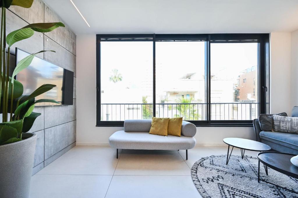 Design 3BR in TLV center by HolyGuest photo 1