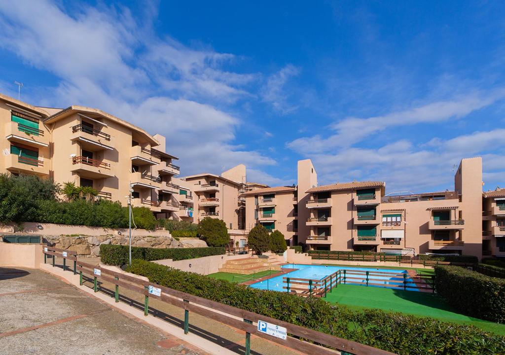 SOLUZIONI IMMOBILIARI - Cala maiore 1 Trilocale con terrazza e piscina condominiale La Maddalena