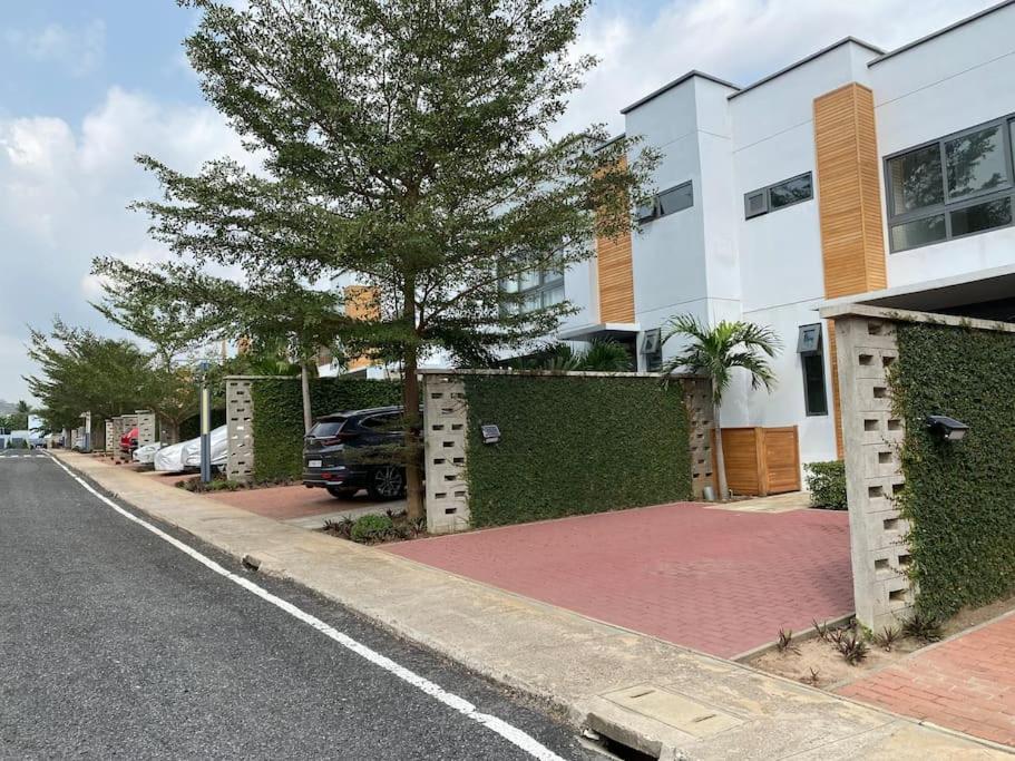 Modern 2 bedroom Townhouse in Accra photo 1