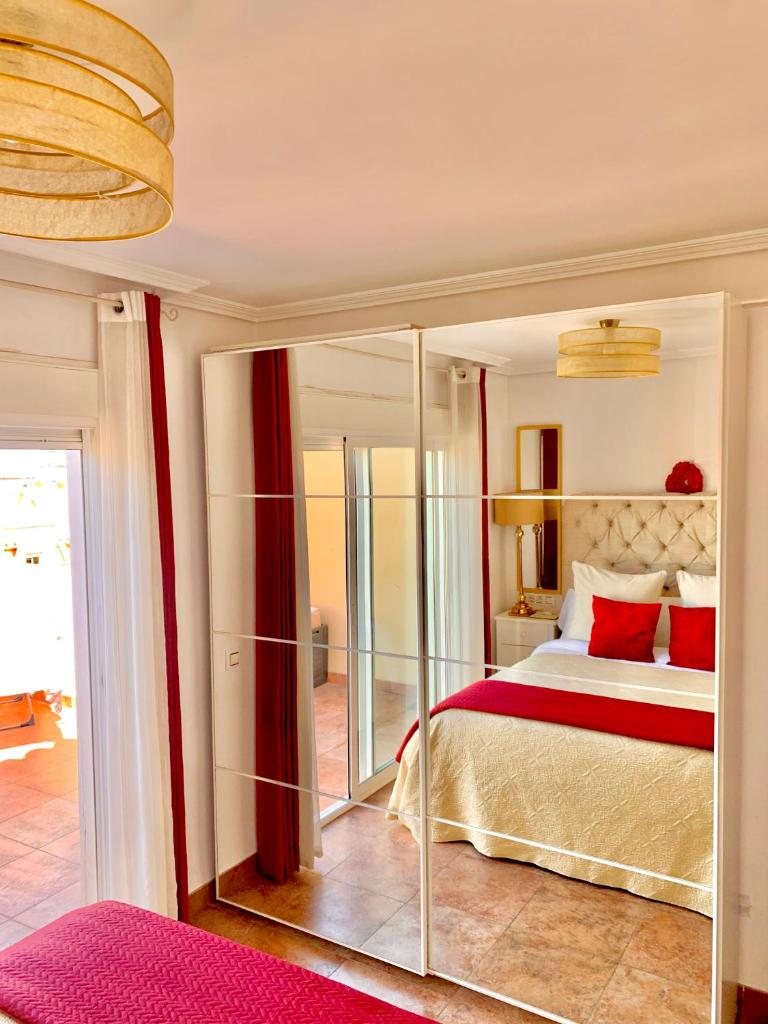 ÁTICO DELUXE entre CENTRO y PLAYA Salinas con TERRAZA, WIFI, PISCINA climatizada, GYM, SAUNA y GARAJE -Smart TV photo 3