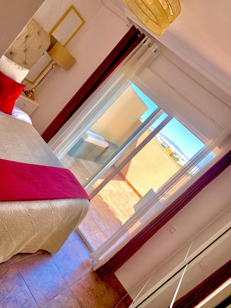 ÁTICO DELUXE entre CENTRO y PLAYA Salinas con TERRAZA, WIFI, PISCINA climatizada, GYM, SAUNA y GARAJE -Smart TV photo 4
