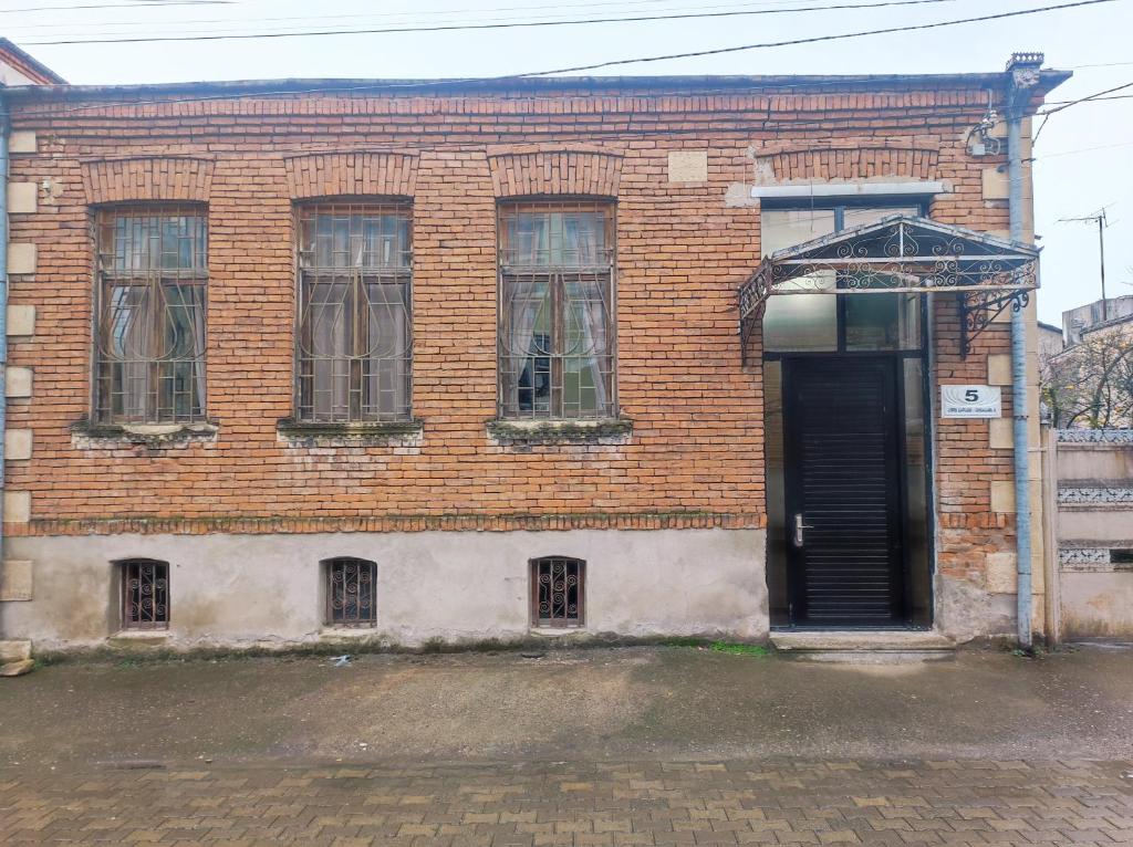 Cozy Apartment In Old Town Kutaisi photo 2