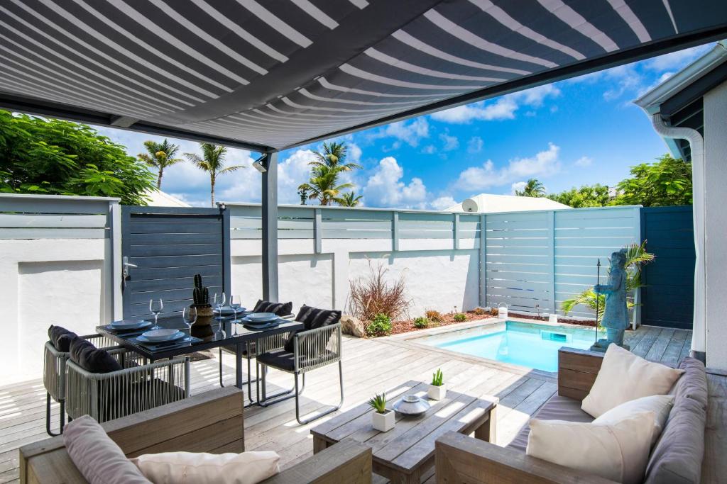 One bedroom bungalow at Saint Marin 300 m away from the beach with private pool enclosed garden and wifi