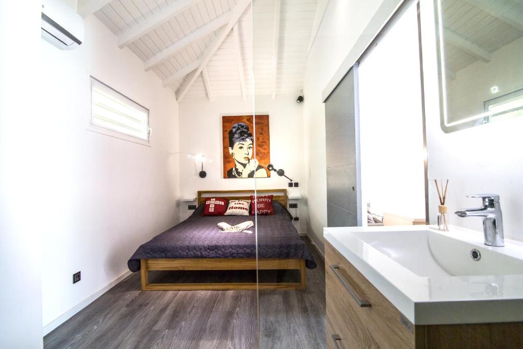 One bedroom bungalow at Saint Marin 300 m away from the beach with private pool enclosed garden and wifi photo 4
