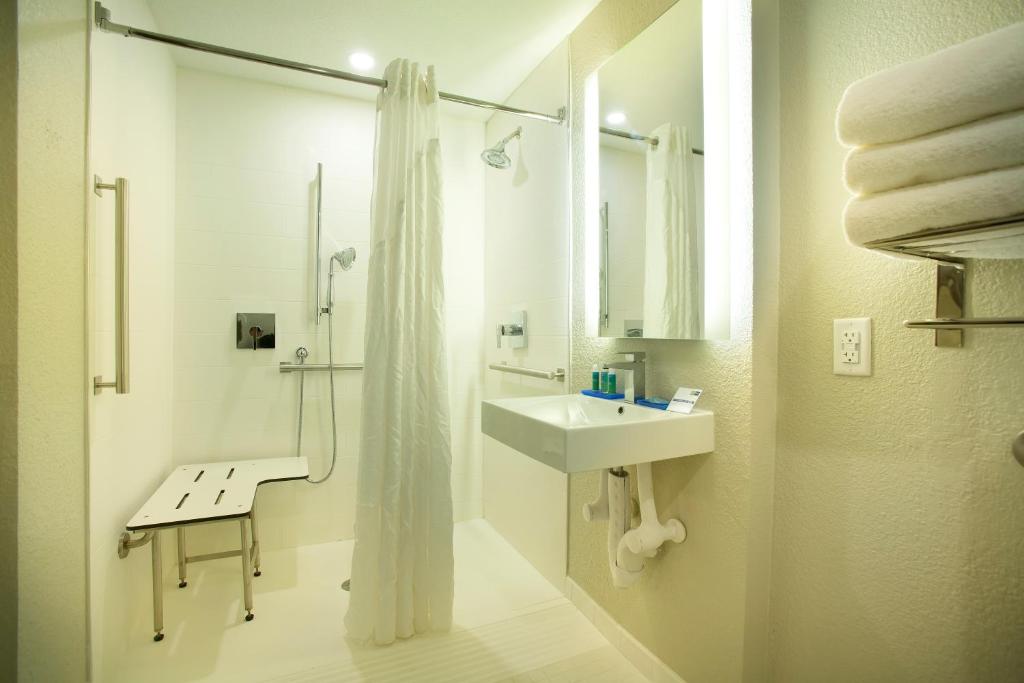 Holiday Inn Express & Suites S Lake Buena Vista, an IHG Hotel photo 2