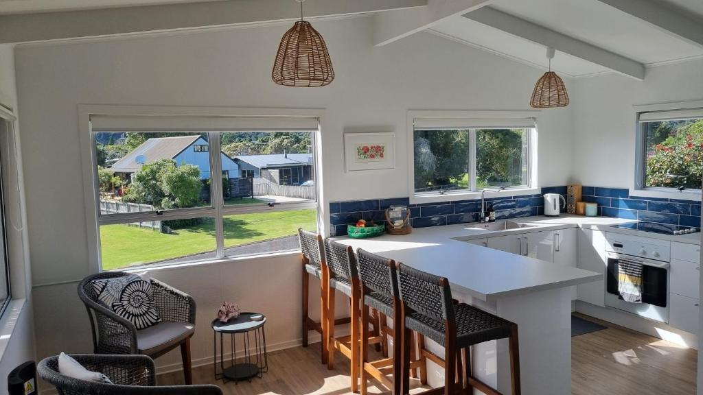 The Black Shack - Cooks Beach Holiday Home photo 2