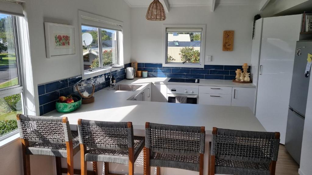 The Black Shack - Cooks Beach Holiday Home photo 3