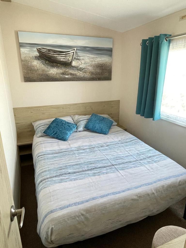 Lizard ,Mullion holiday caravan - Tap to explore photos