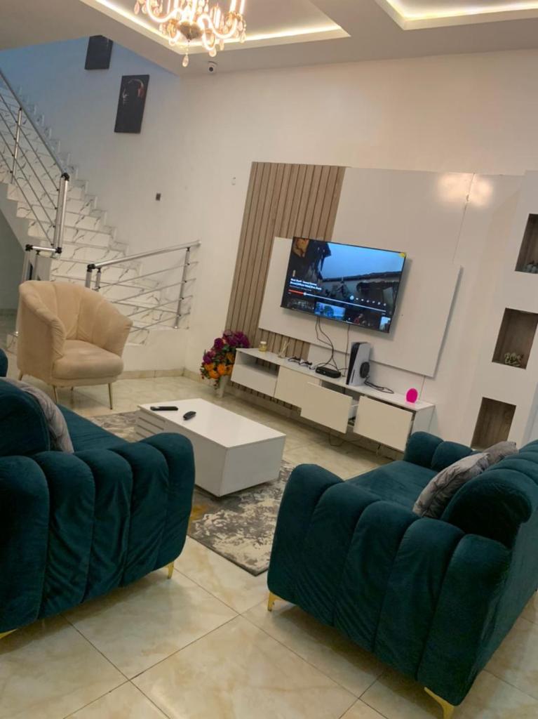 Jilles apartments -4bedroomduplex24hrlight&security