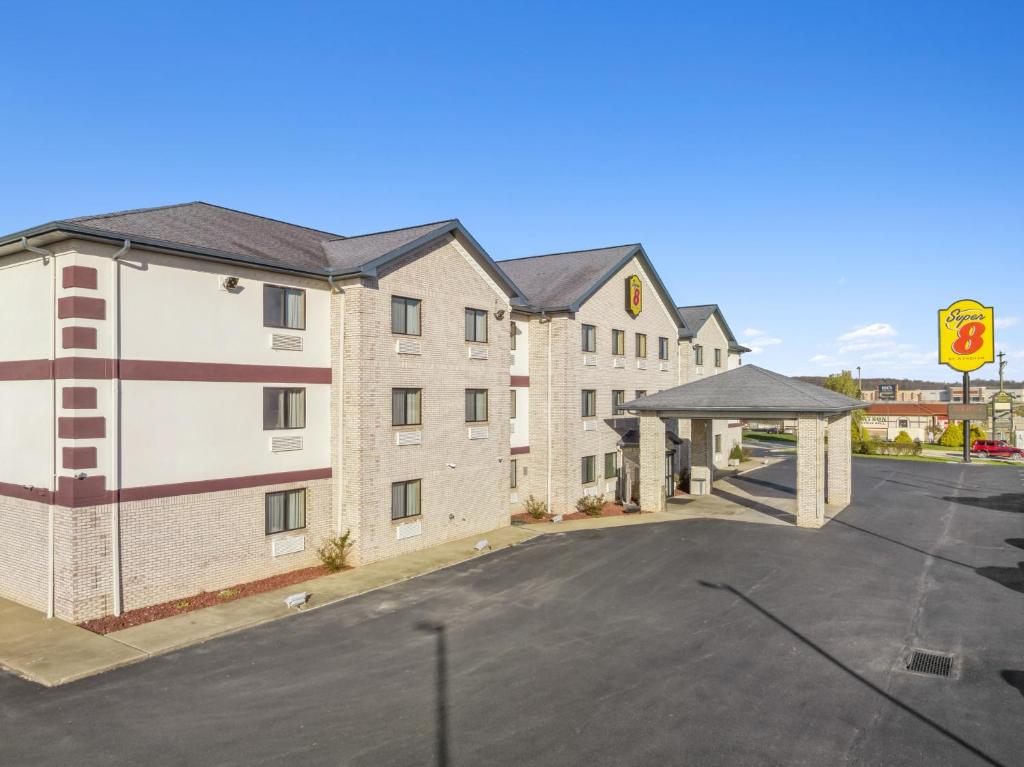 Super 8 by Wyndham Uniontown PA image