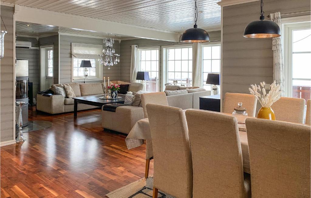 Beautiful Home In Stryn With Wifi And 5 Bedrooms photo 2