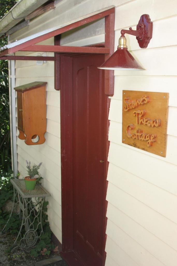 Stone's Throw Cottage Bed and Breakfast photo 4