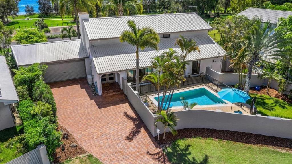 The Barefoot Bungalow - Beachfront House With Pool photo 2