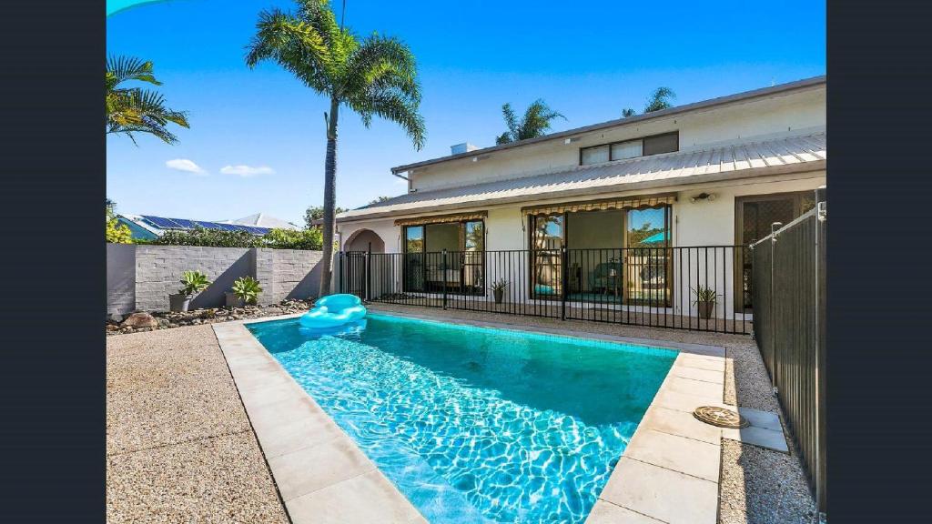 The Barefoot Bungalow - Beachfront House With Pool photo 1
