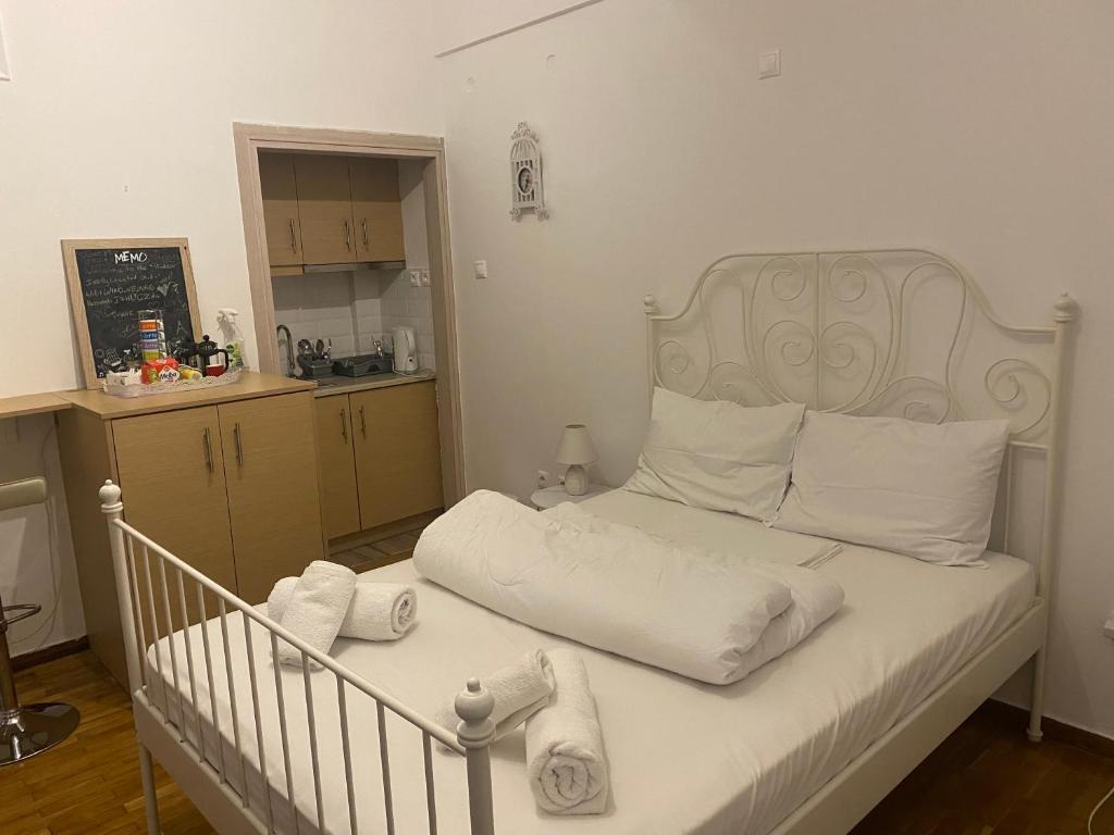 Modern ideally located studio apartment - Tap to explore photos