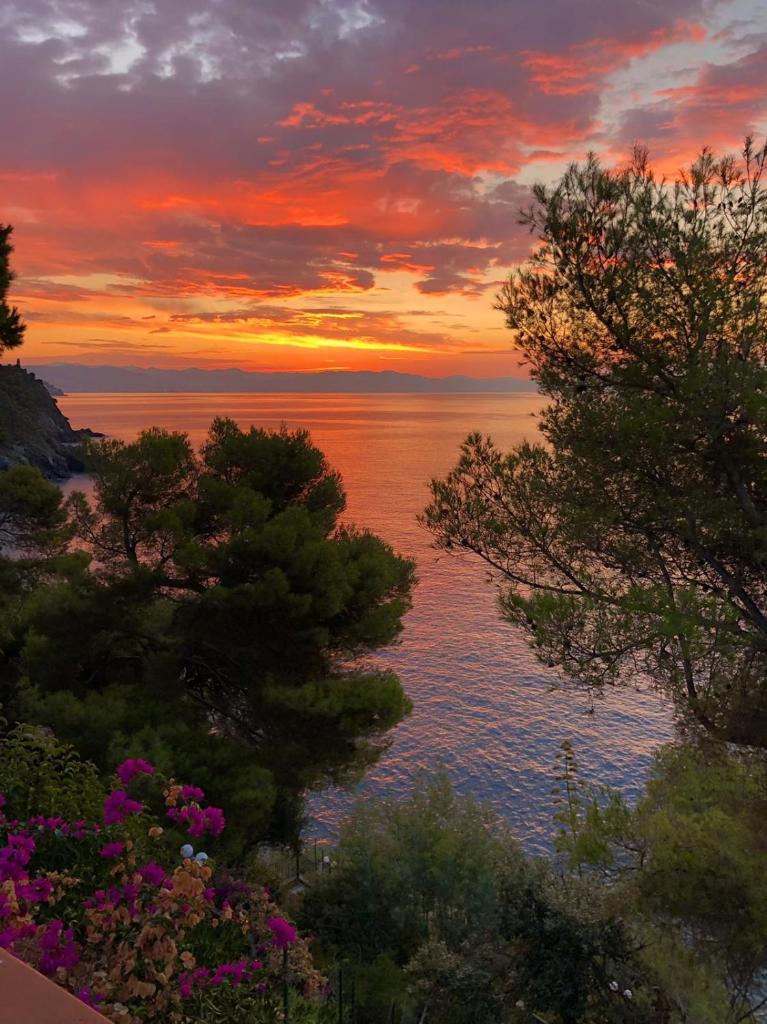 Cokkinis villa large garden overlooking the sea 3 private parking with private recharge electric car