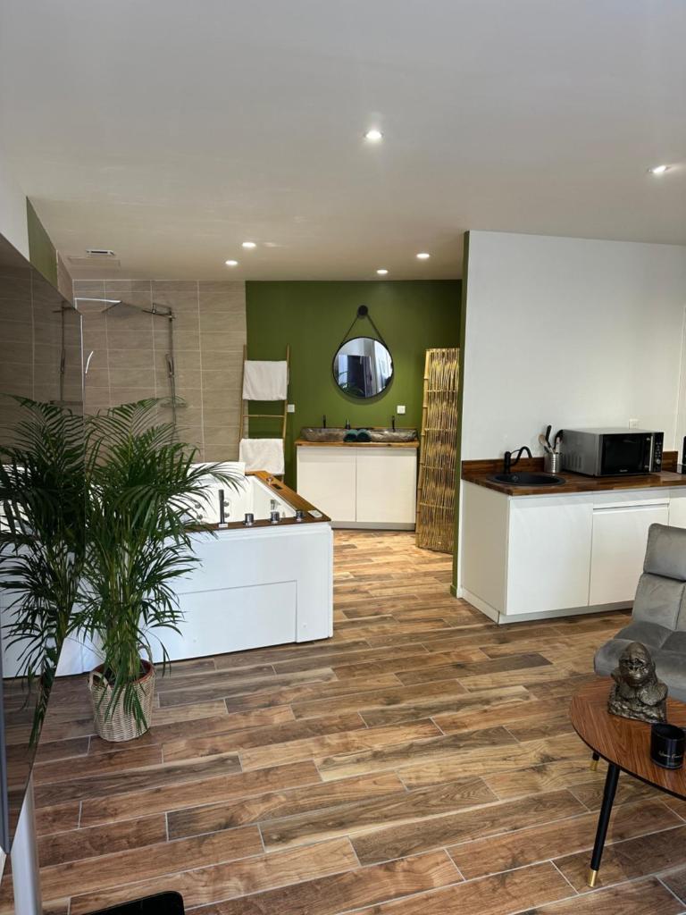 Jungle room photo 2