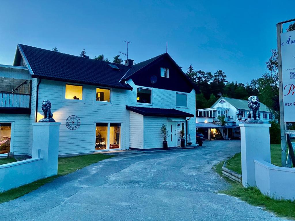 Modern vindsvåning ovanpå café ute på landet. photo 2