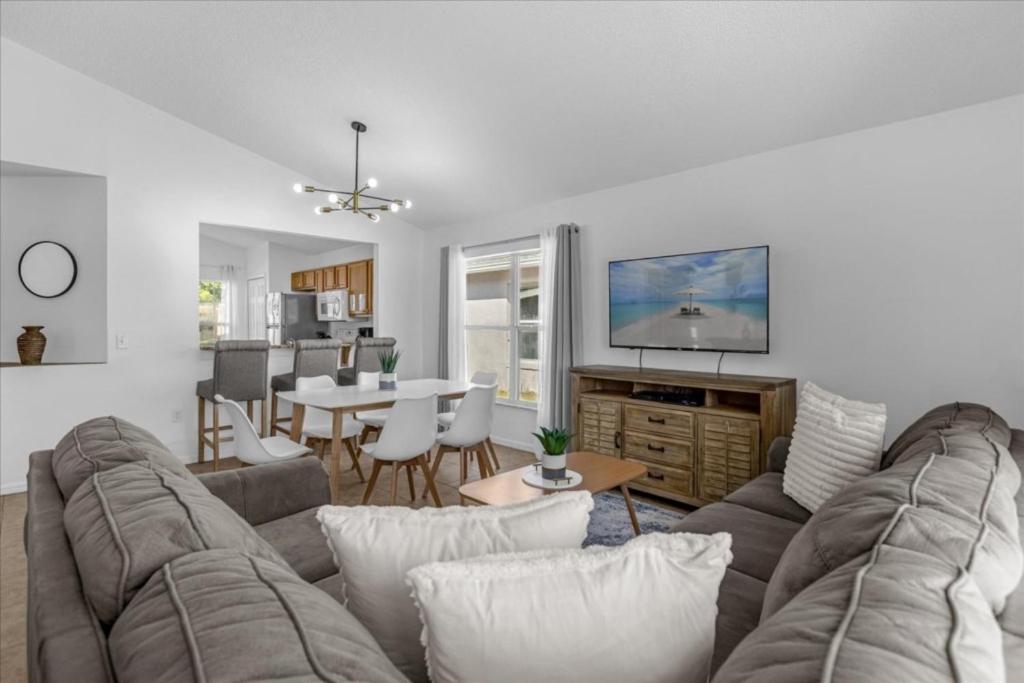 3 Bedrooms - 2 Bathrooms - Lake Berkley 1076 Lb image