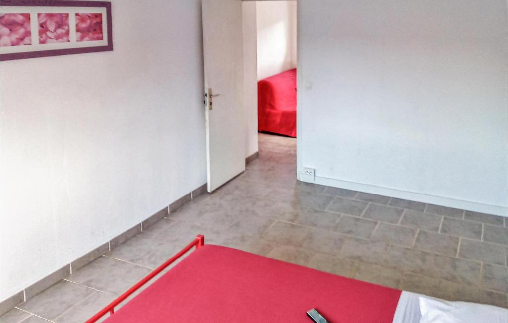 Awesome Apartment In Reauville With Wifi And 1 Bedrooms photo 3
