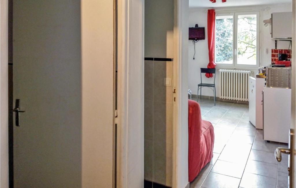 Awesome Apartment In Reauville With Wifi And 1 Bedrooms photo 4