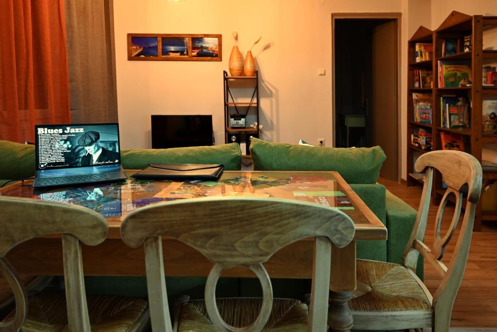 Kasoni Home , Απόλυτα κεντρικό διαμέρισμα μπροστά στη λίμνη photo 3